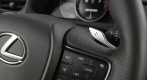 LEXUS UX: A KÜLSŐ VONALVEZETÉSE RAGAD MAGÁVAL, DE A BELSEJE EJT RABUL